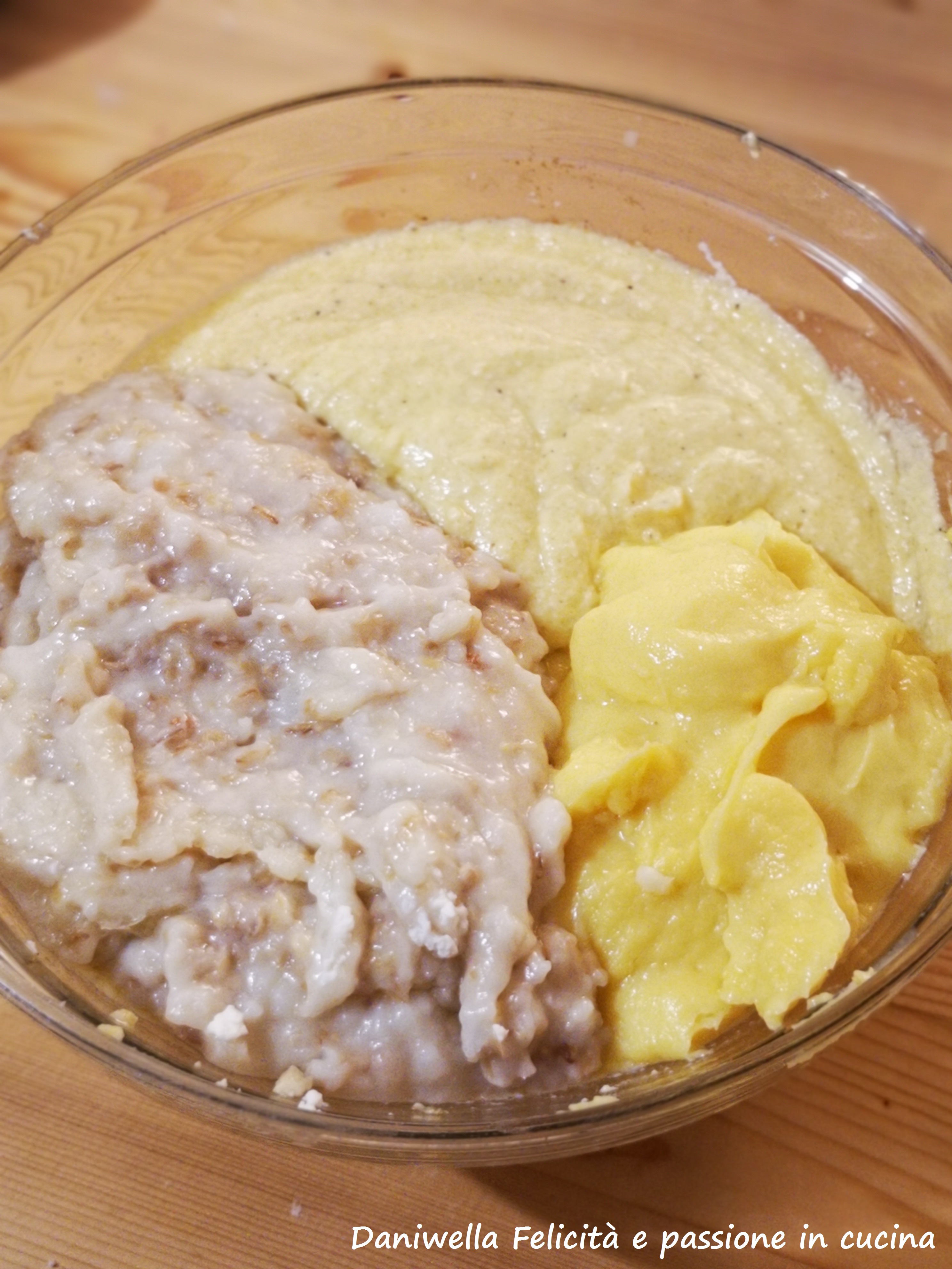 In una ciotola mettete la crema di ricotta, la crema pasticcera e la crema di grano cotto.
