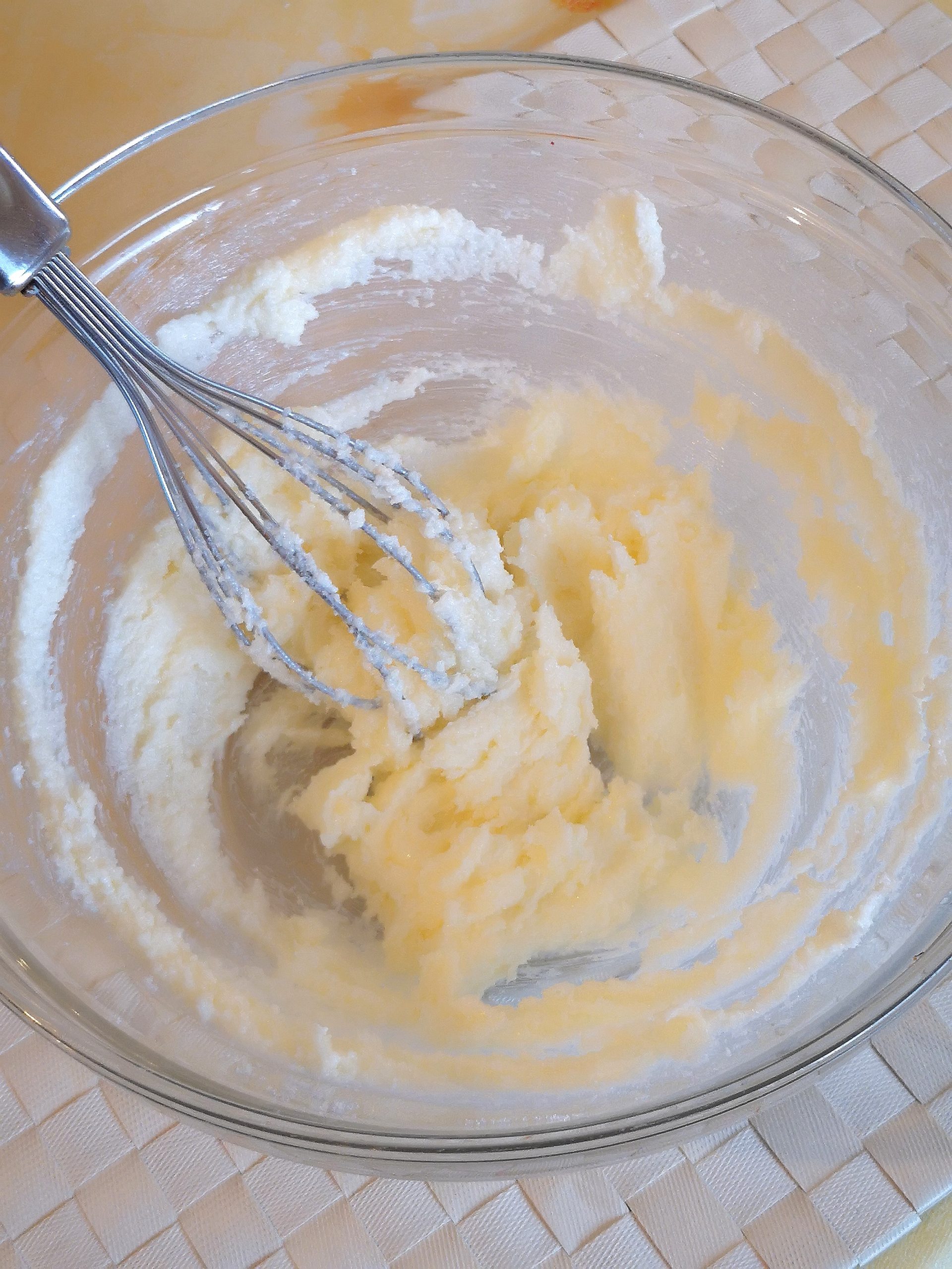 Preriscaldate il forno a 180°. Disponete i pirottini  sullo stampo da muffin. Lavorate il burro ammorbidito e lo zucchero in una ciotola capiente fino a che diventa un composto chiaro e spumoso.
