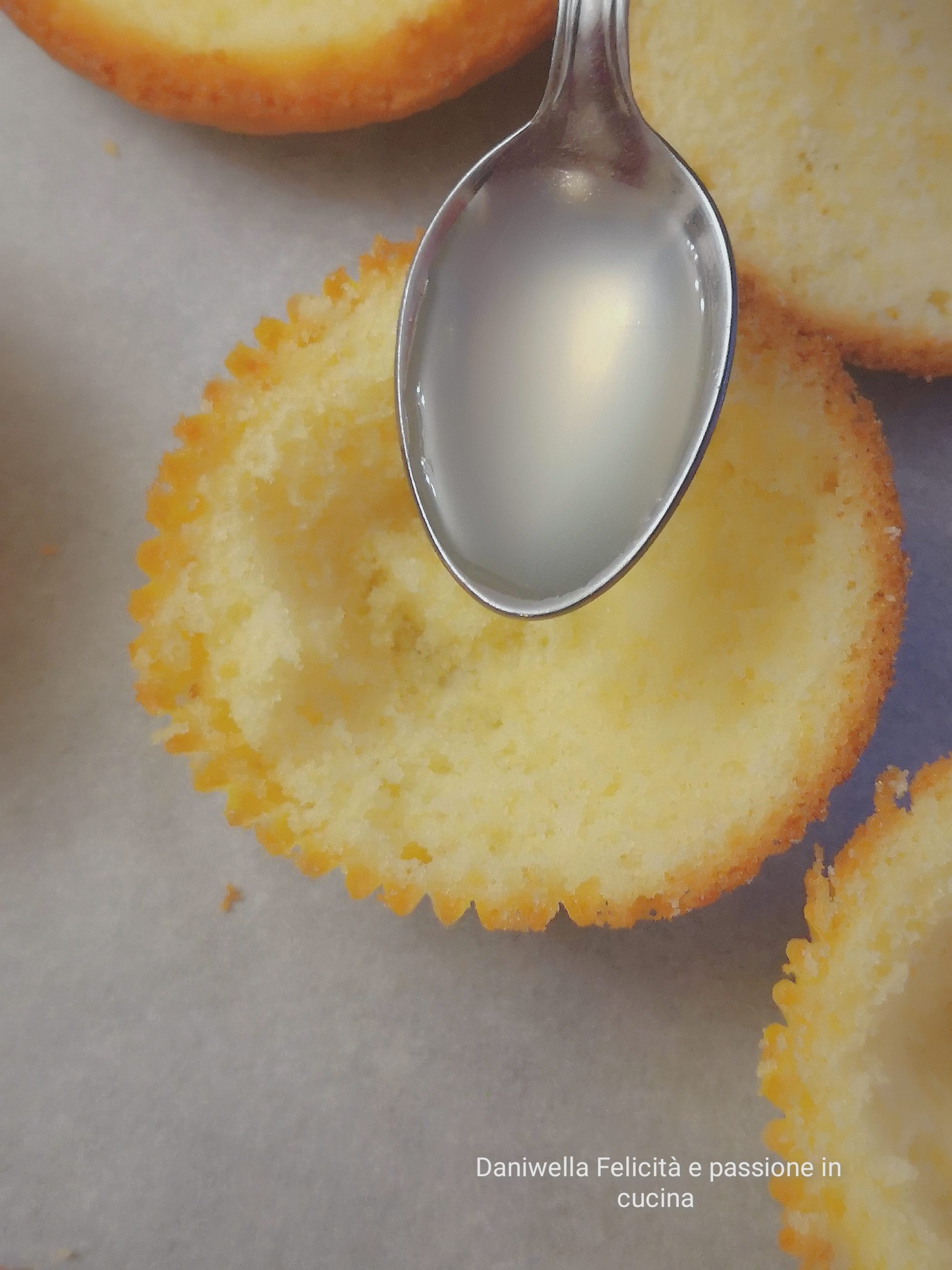 Bagnate l’interno dei cupcake e la calotta con  2 cucchiaini di limoncello se li volete con la bagna alcolica o con lo sciroppo di ananas se li volete con la bagna alla frutta.
