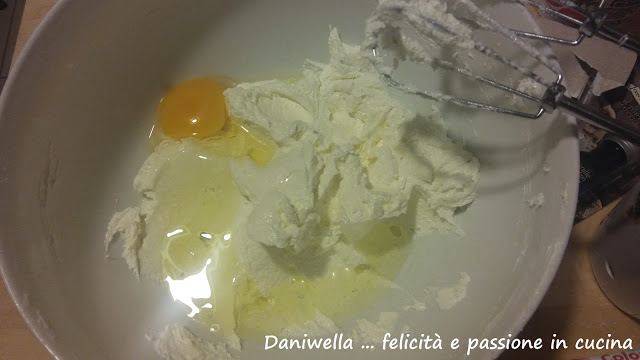 Aggiungete il restante zucchero insieme alle uova, incorporandole una alla volta.