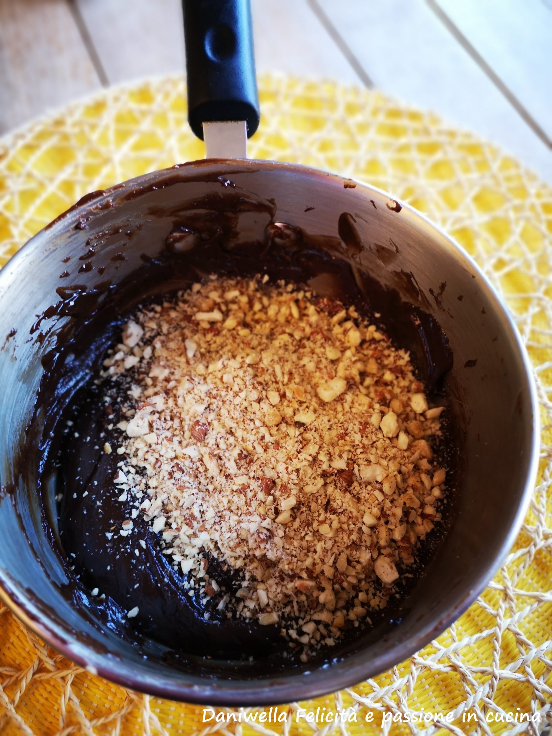 Mettete la panna in un pentolino, appena arriva al bollore togliete dal fuoco. Aggiungete il cioccolato al latte spezzettato eppoi la granella di nocciole.
