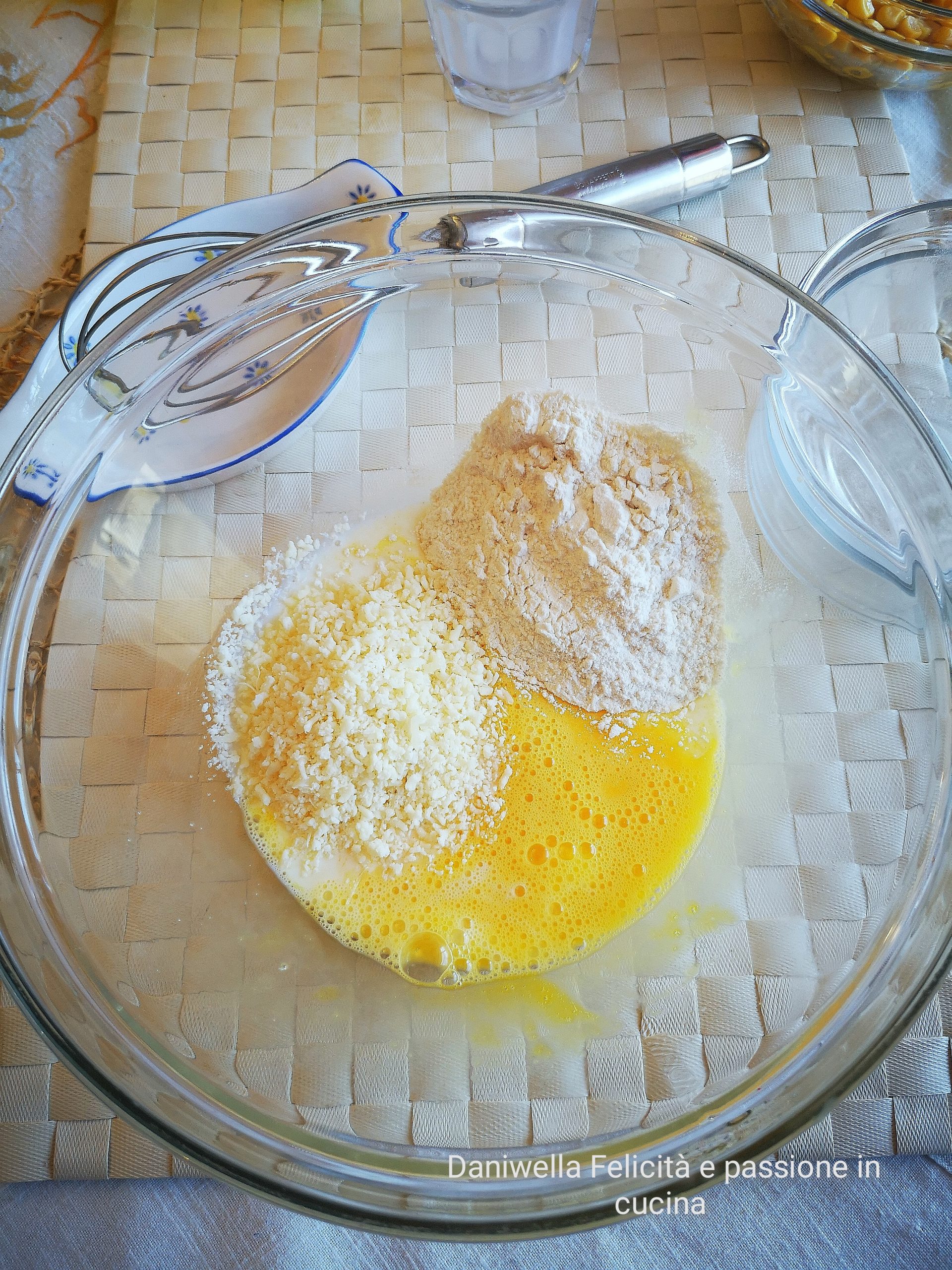 Sbattete l’uovo in una ciotola, aggiungete la farina, il latte, il formaggio grattugiato e amalgamate fino a formare una pastella liscia.